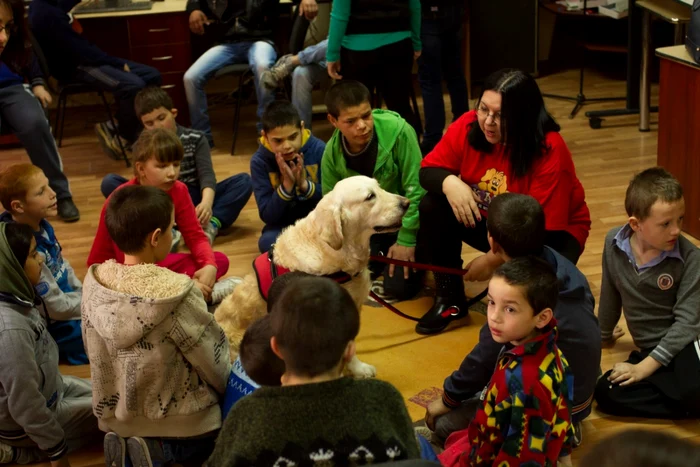 Kara şi stăpâna sa, înconjurate de copii FOTO Arhivă personală