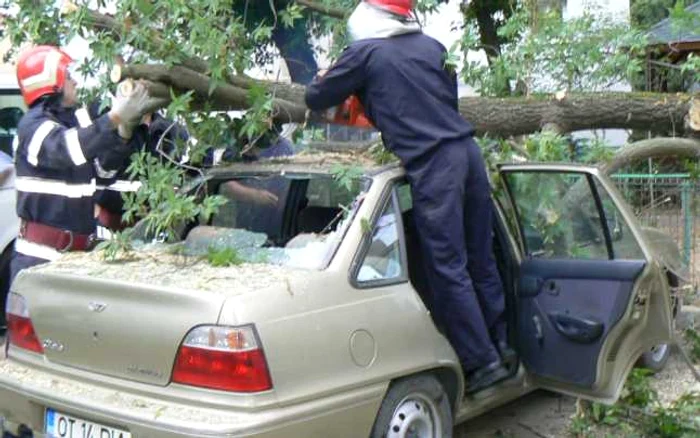 Unul dintre autoturisme a fost avariat mai serios decât celelalte două din imediata apropiere...