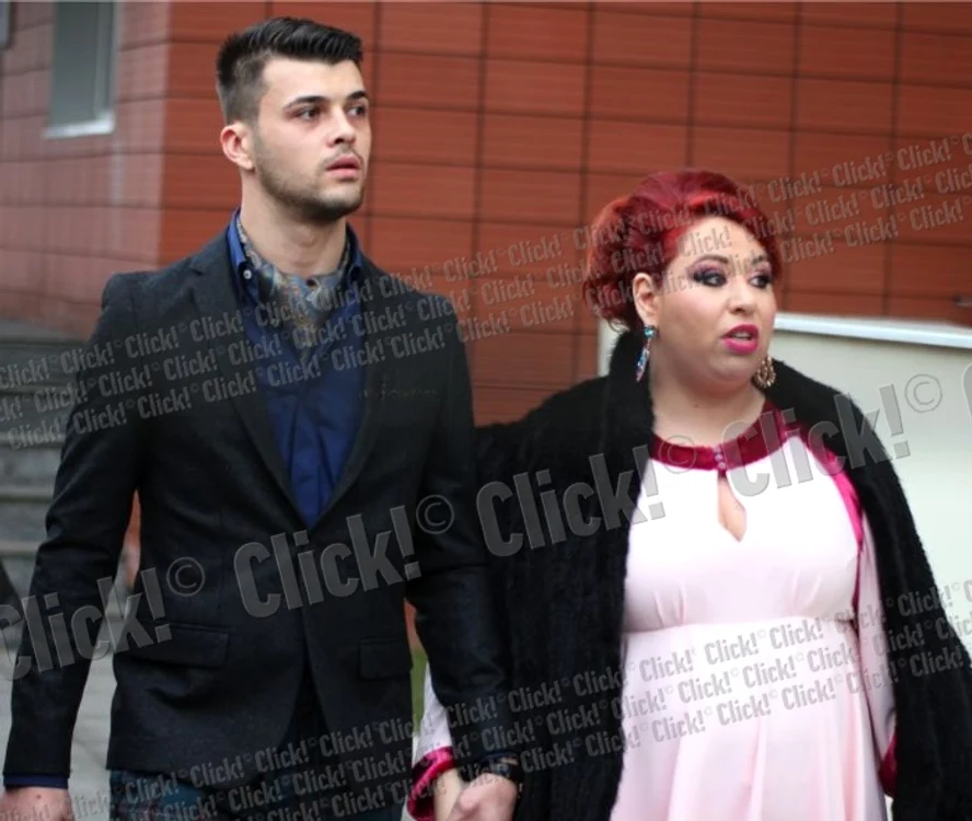 
    Marius Elisei şi Oana Roman s-au cununat civil în data de 15 ianuarie 2014. (Foto: Mihai Ionescu)  