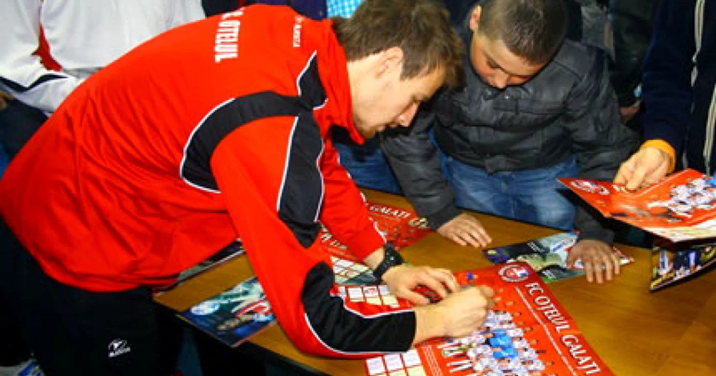 Fotbaliştii prezenţi au dat autografe pe posterul cu echipa