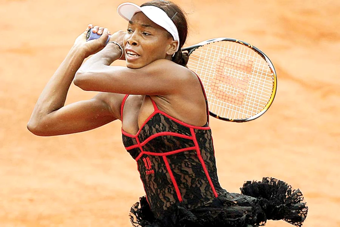 În vîrstă de 33 de ani,  Venus Williams este una  dintre jucătoarele care  surprind la fiecare apariţie  atât prin echipament,  cât şi prin coafură (Fotografii: Reuters)