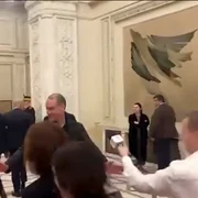 A fost demarată procedura de cercetare disciplinară prealabilă față de ofițerul de presă care a îmbrâncit ziariști în Parlament FOTO: captură video