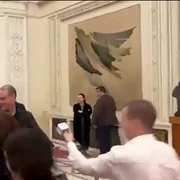 A fost demarată procedura de cercetare disciplinară prealabilă față de ofițerul de presă care a îmbrâncit ziariști în Parlament FOTO: captură video