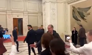 A fost demarată procedura de cercetare disciplinară prealabilă față de ofițerul de presă care a îmbrâncit ziariști în Parlament FOTO: captură video