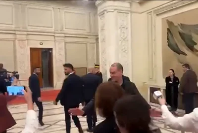 A fost demarată procedura de cercetare disciplinară prealabilă față de ofițerul de presă care a îmbrâncit ziariști în Parlament FOTO: captură video