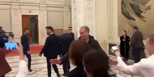 A fost demarată procedura de cercetare disciplinară prealabilă față de ofițerul de presă care a îmbrâncit ziariști în Parlament FOTO: captură video