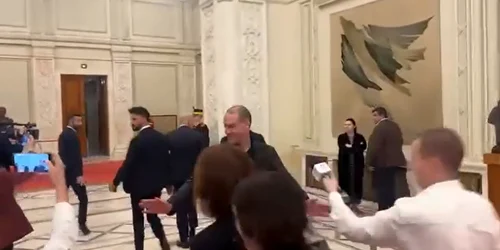 A fost demarată procedura de cercetare disciplinară prealabilă față de ofițerul de presă care a îmbrâncit ziariști în Parlament FOTO: captură video