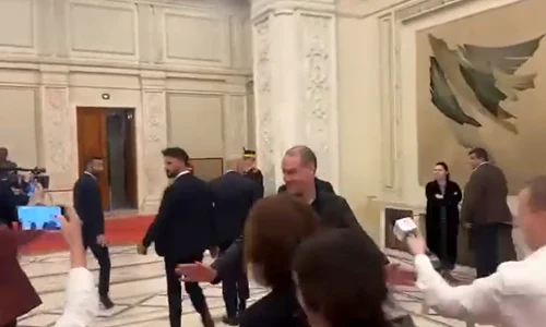 A fost demarată procedura de cercetare disciplinară prealabilă față de ofițerul de presă care a îmbrâncit ziariști în Parlament FOTO: captură video