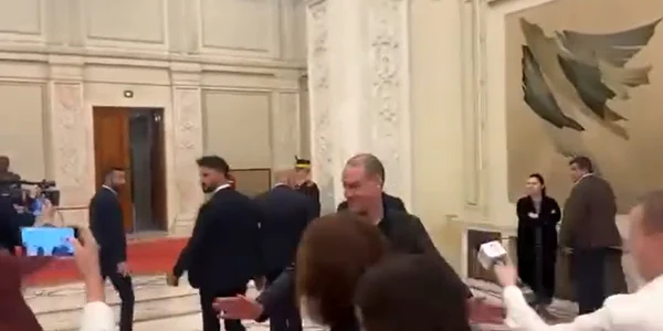 A fost demarată procedura de cercetare disciplinară prealabilă față de ofițerul de presă care a îmbrâncit ziariști în Parlament FOTO: captură video