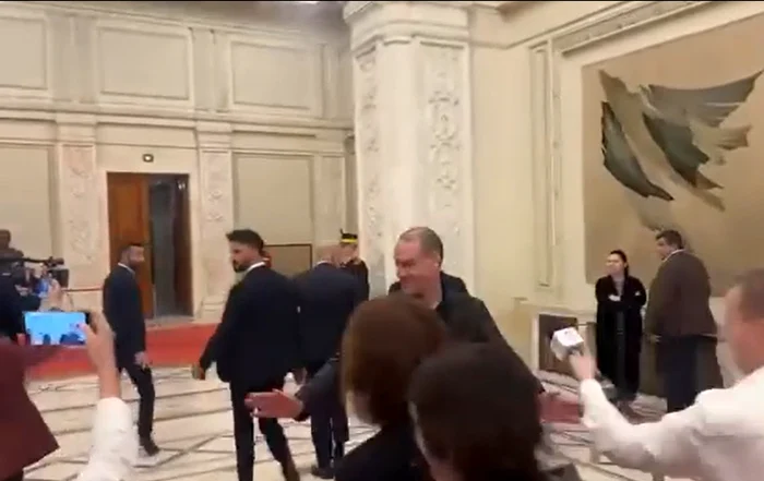 Angajatul Guvernului care a bruscat ziariștii la Palatul Parlamentului, sancționat cu reducerea salariului