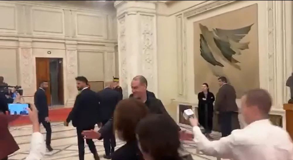 Angajatul Guvernului care a bruscat ziariștii la Palatul Parlamentului, sancționat cu reducerea salariului