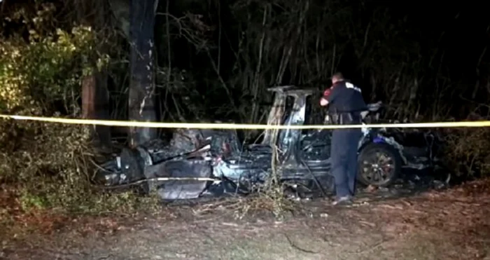 Doi bărbaţi morţi în Texas într-o maşină Tesla fără şofer (Foto: Twitter)