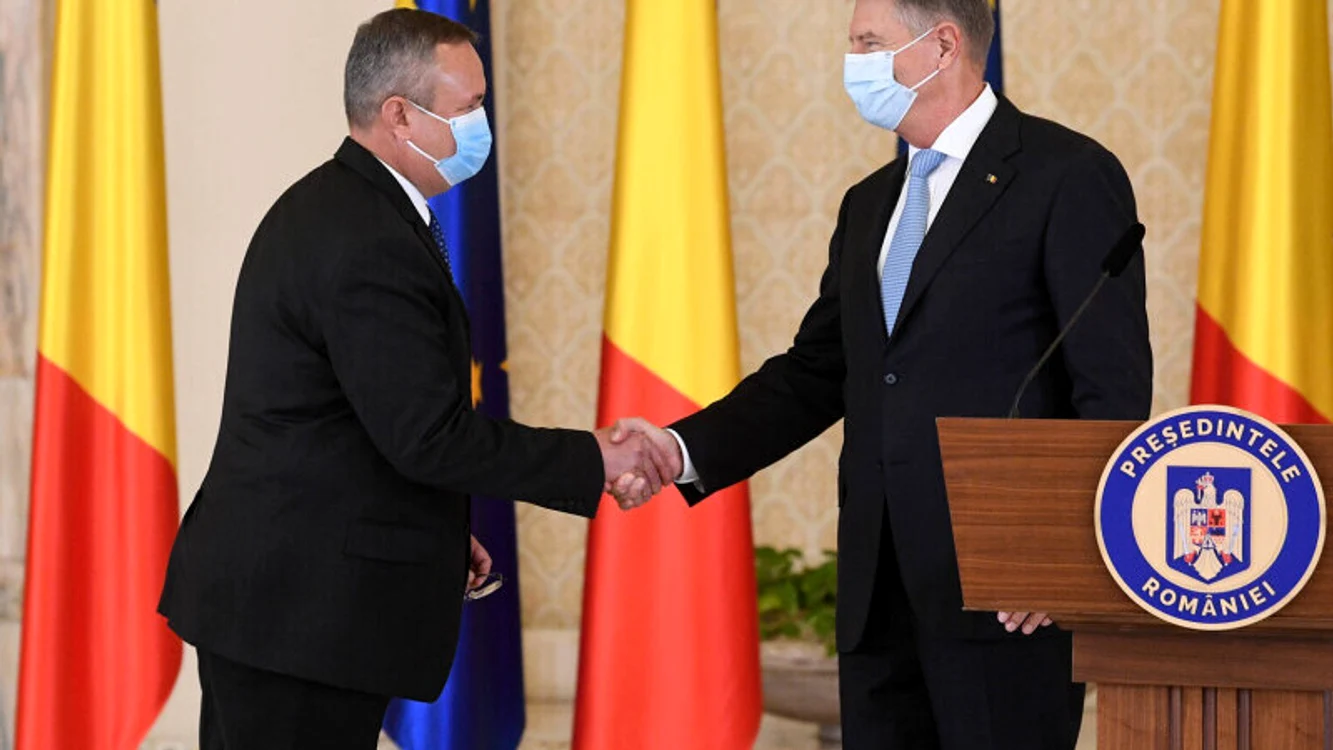 
    Președintele României, Klaus Iohannis a pus la conducerea guvernului României pe generalul în rezervă Nicolae Ciucă, singurul militar din UE aflat într-o astfel de funcțieFoto: captură stirileprotv.ro  