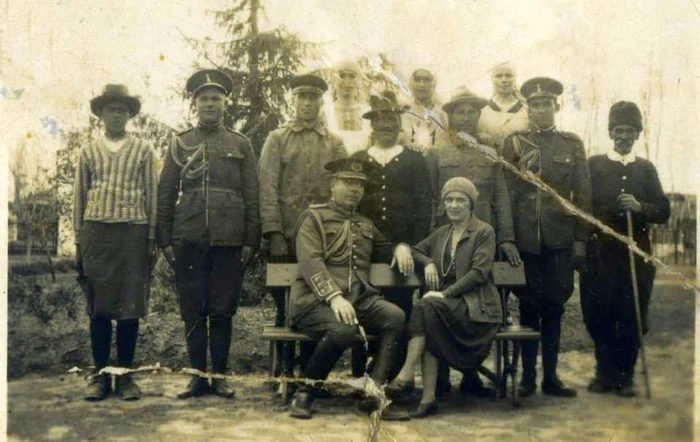 Familia Koslinski în 1916. Gheorghe este a doilea din dreapta (sus). FOTO arhiva Bibliotecii VA Urechia