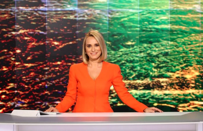 Andreea Esca îmbracă an de an de 1 Decembrie acelaşi sacou roşufoto: captură video