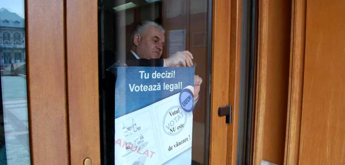 Prefectul Cătălin Popescu face campanie pentru votul legal FOTO: Ştefan Borcea