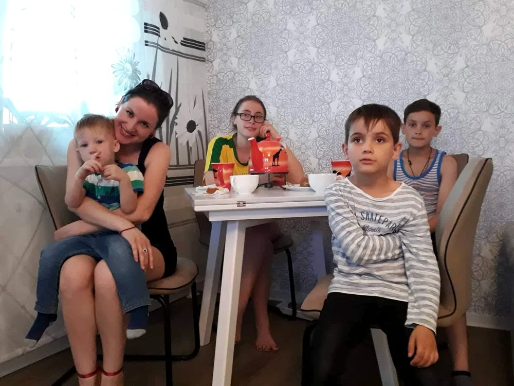 
    Silvika și cei patru copii ai eifoto: arhivă personală  