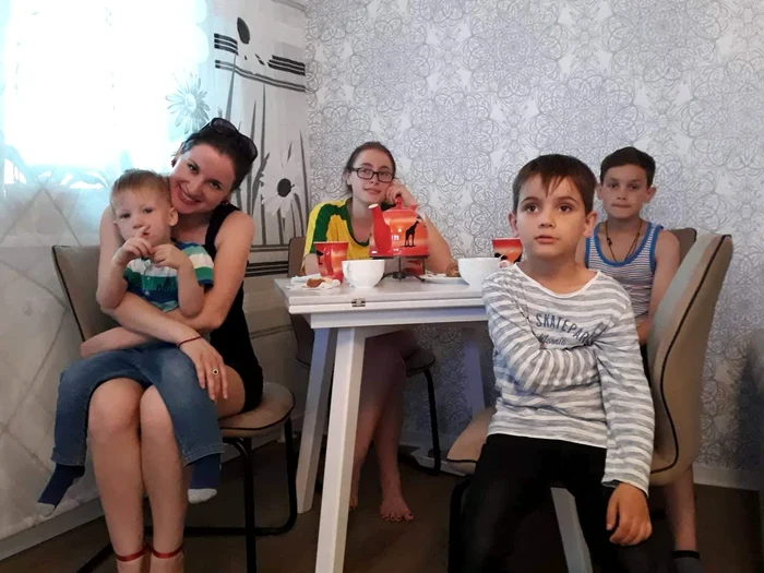 
    Silvika și cei patru copii ai eifoto: arhivă personală  