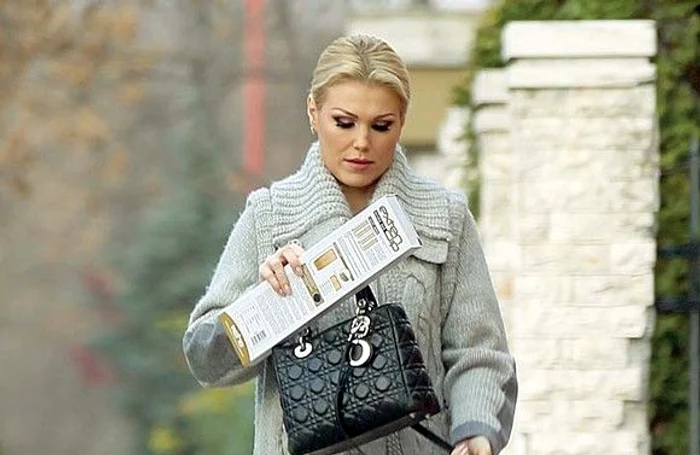 
    Cristina Rus s-a grăbit spre coafor, ca să-și aplice extensiile de părFoto: Click!  