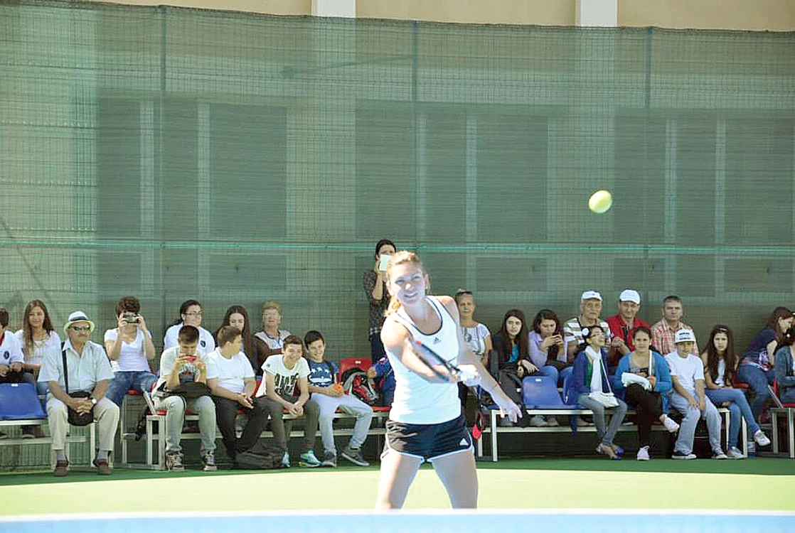 Halep a jucat cu cei mici