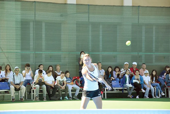 Halep a jucat cu cei mici
