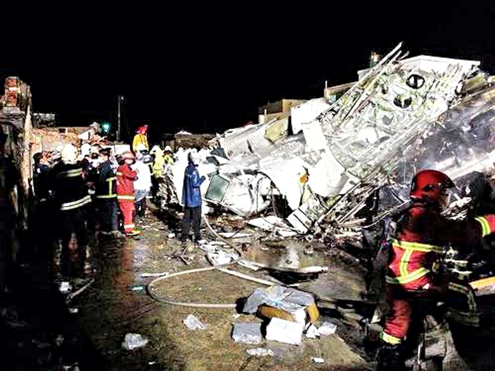 
    Salvatorii căutau supravieţuitori la locul accidentului  