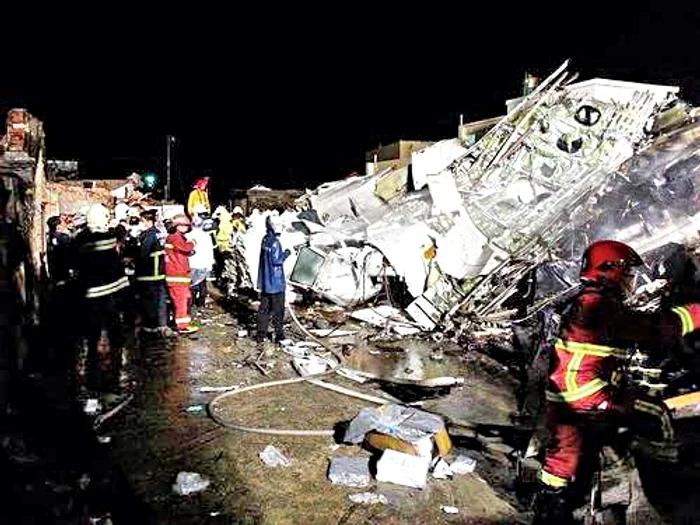 Salvatorii căutau supravieţuitori la locul accidentului