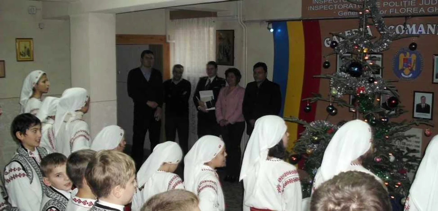 Copiii i-au colindat pe poliţişti