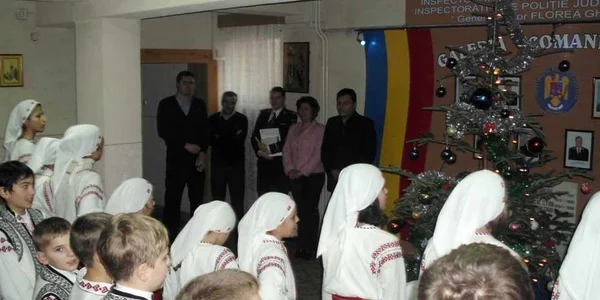 Copiii i-au colindat pe poliţişti