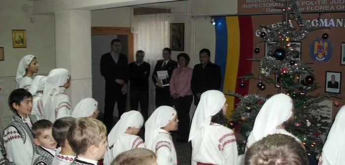 Copiii i-au colindat pe poliţişti