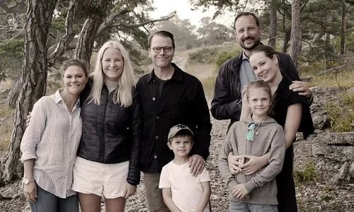 Prințesa Mette Marit, Prințul Haakon, Prințul Daniel, Prințesa Victoria, Prințesa Estelle, Prințesa Ingrid, Prințul Oscar în vacanță în 2021 Casa Regală norvegiană jpg