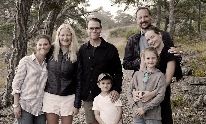 Prințesa Mette Marit, Prințul Haakon, Prințul Daniel, Prințesa Victoria, Prințesa Estelle, Prințesa Ingrid, Prințul Oscar în vacanță în 2021 Casa Regală norvegiană jpg