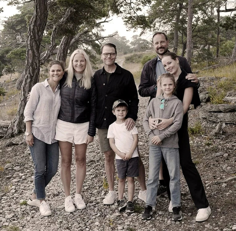 Prințesa Mette Marit, Prințul Haakon, Prințul Daniel, Prințesa Victoria, Prințesa Estelle, Prințesa Ingrid, Prințul Oscar în vacanță în 2021 Casa Regală norvegiană jpg