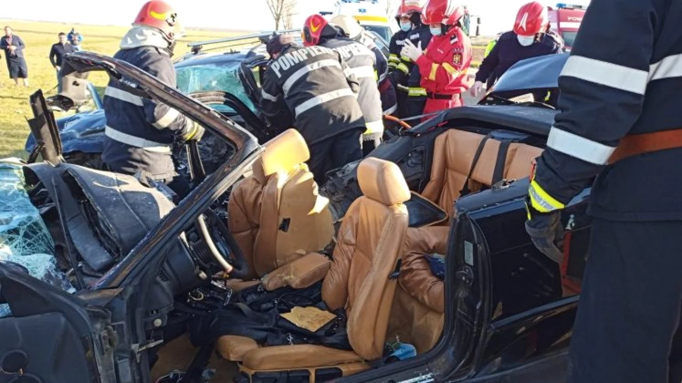 Trei morţi şi doi răniţi grav este bilanţul accidentului FOTO ISU Bacău