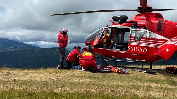 Un elicopter SMURD l-a transportat la spital FOTO: Salvamont Prahova