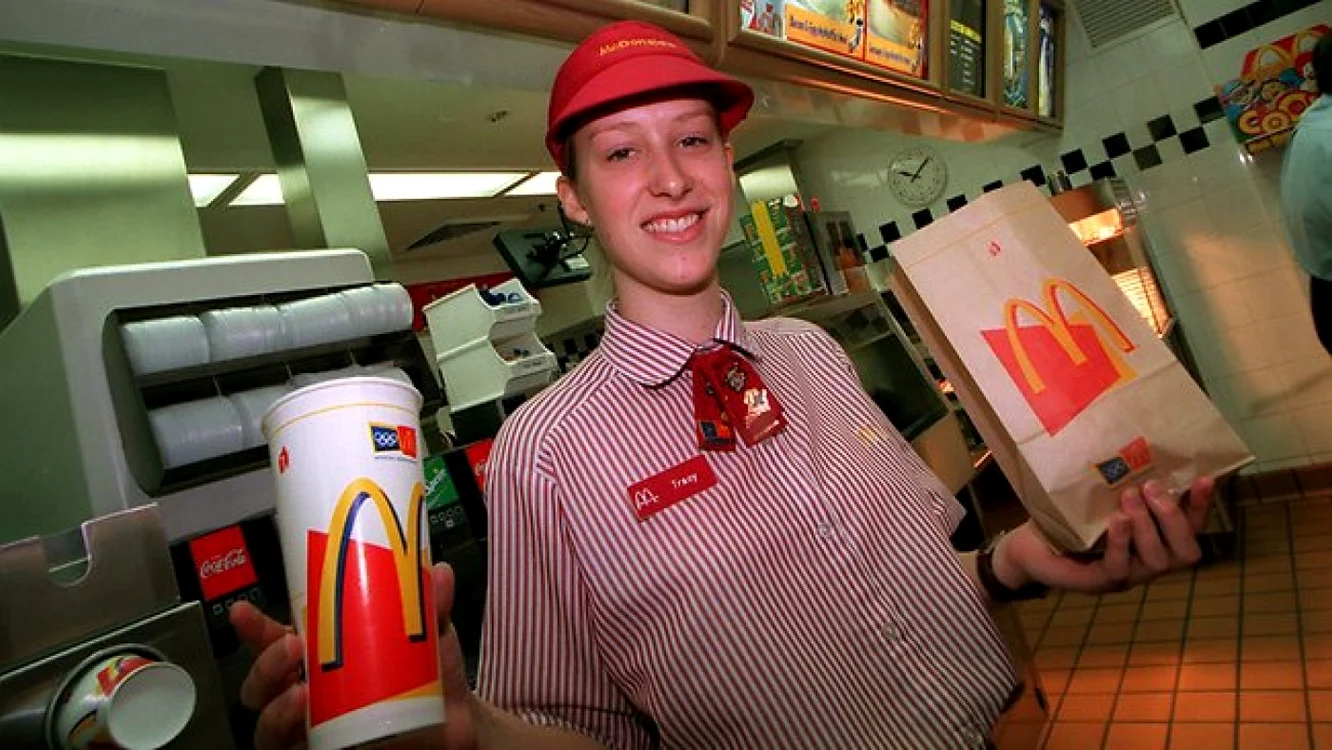 Salariul unui angajat la McDonald's creşte periodic, iar orele suplimentare, cele de noapte sau de weekend sunt plătite