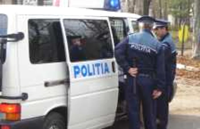 Poliţiştii au încredinţat-o familiei pe minoră