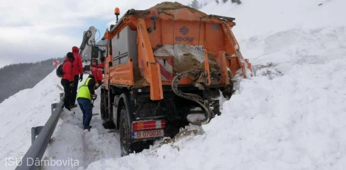 Șoferul utilajului de deszăpezire nu și-a revenit din șocul avalanșei care era să acopere mașinaFoto: ISU Prahova