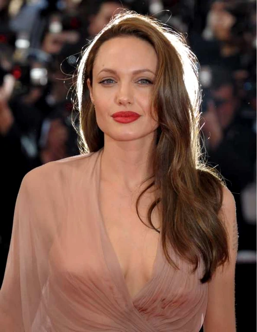 Angelina Jolie, una dintre vedetele bine operate