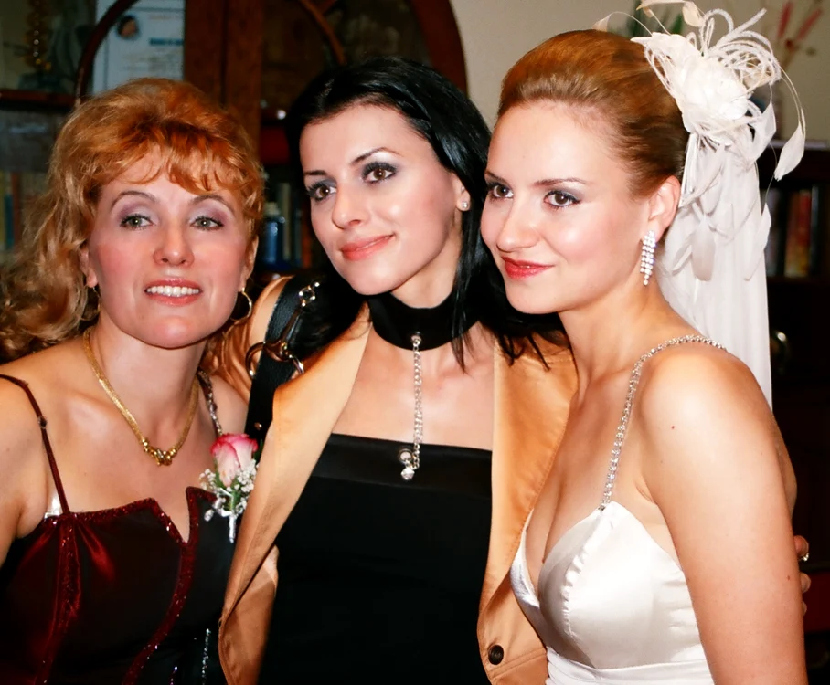 Livia Taloi, alături de mama şi de cumnata ei