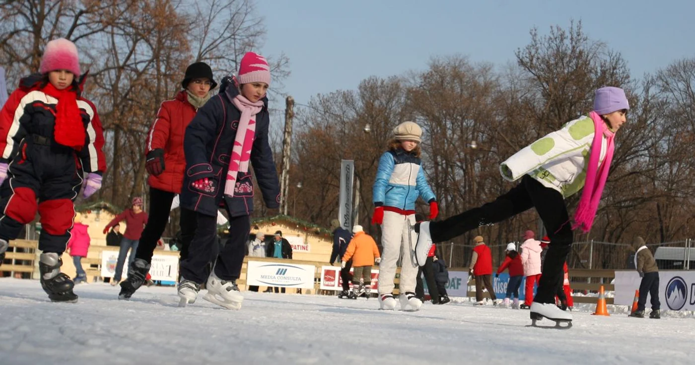 Între 17.30 - 19.00, accesul la patinoarul din Sinaia este gratuit (foto: arhivă Adevărul)