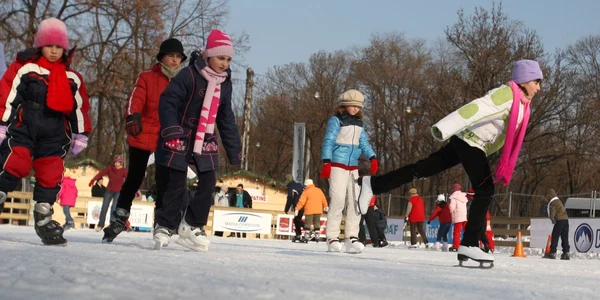 Între 17.30 - 19.00, accesul la patinoarul din Sinaia este gratuit (foto: arhivă Adevărul)