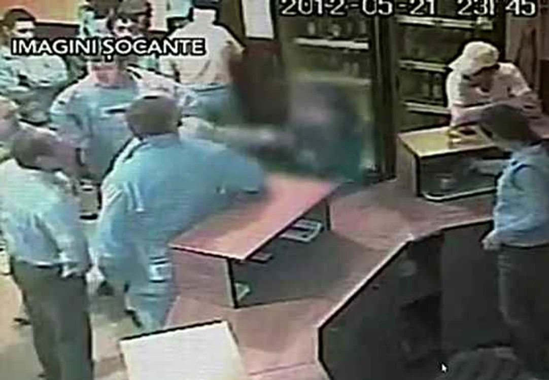 
    Patru bărbaţi au declanşat bătaia în bar.  