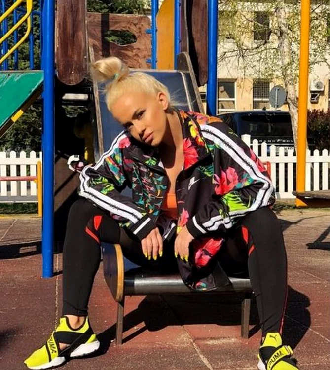 Anda Adam a şocat cu oja verde neon, ca de altfel cu toate accesoriile vestimentare