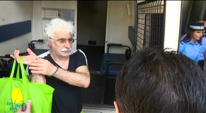 Adrian Sărbu pare că și-a făcut cumpărăturile la supermarket