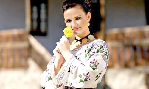 Claudia Ghiţulescu (35 de ani)  s a lansat în muzică cântând  etno, dar acum interpretează  muzică populară (FOTOGRAFII: ARHIVA PERSONALĂ) jpeg