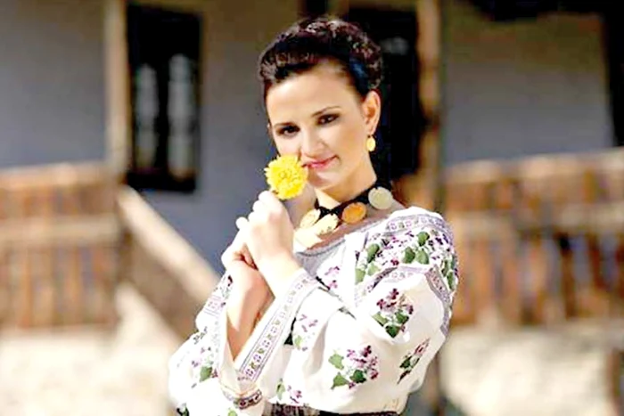 Claudia Ghiţulescu (35 de ani) s-a lansat în muzică cântând etno, dar acum interpretează muzică populară (FOTOGRAFII: ARHIVA PERSONALĂ)