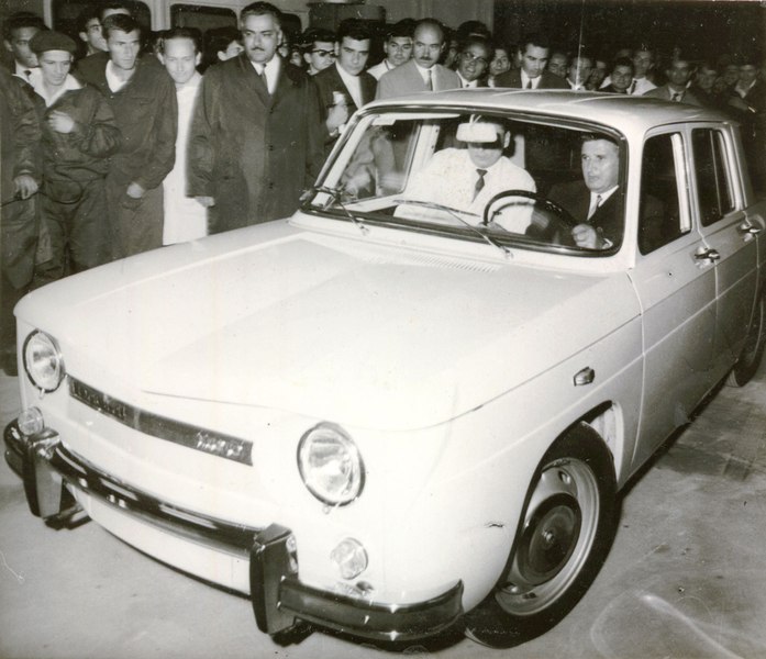 20 august: pe poarta uzinei de la Colibaşi a ieşit primul autoturism românesc Dacia, modelul 1100 | VIDEO