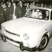Nicolae Ceauşescu la volanul primului autoturism Dacia 1100 (© „Fototeca online a comunismului românesc”, cota: 169/1968)
