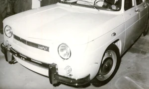 Nicolae Ceauşescu la volanul primului autoturism Dacia 1100 (© „Fototeca online a comunismului românesc”, cota: 169/1968)